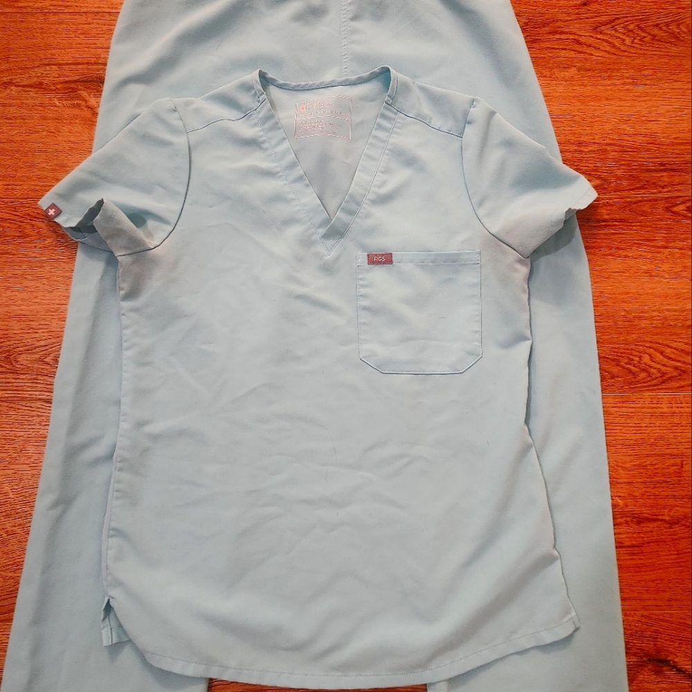 Figs Technical Collection Top in Light Blue. XS Top, Small Bottom